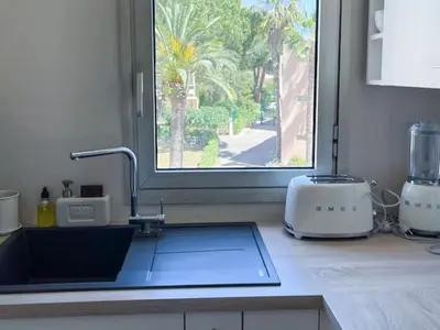 Cuisine ou kitchenette dans l'établissement POMPIDOU - 2 Chambres avec piscine, parking, Tennis, Juan