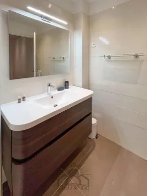 Salle de bains dans l'établissement LE CARNOT Apartment for 2 By Sunset