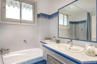 Salle de bains dans l'établissement Le Vautrin - Charmant Appartement à 300 mètres des plages de la Croisette