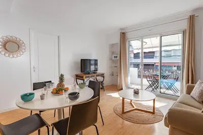 Télévision ou salle de divertissement dans l'établissement Le Vautrin - Charmant Appartement à 300 mètres des plages de la Croisette