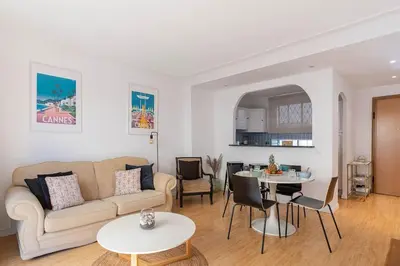 Coin salon dans l'établissement Le Vautrin - Charmant Appartement à 300 mètres des plages de la Croisette
