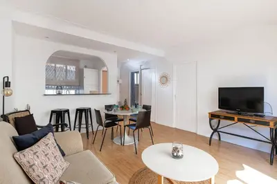 Télévision ou salle de divertissement dans l'établissement Le Vautrin - Charmant Appartement à 300 mètres des plages de la Croisette