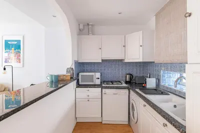 Cuisine ou kitchenette dans l'établissement Le Vautrin - Charmant Appartement à 300 mètres des plages de la Croisette
