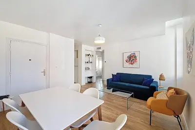 Coin salon dans l'établissement HENRI CAMILLE REAL ESTATE - Bambou- One bedroom apt downtown