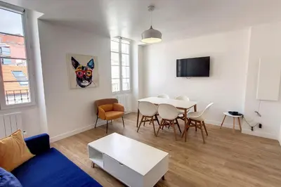 Télévision ou salle de divertissement dans l'établissement HENRI CAMILLE REAL ESTATE - Bambou- One bedroom apt downtown