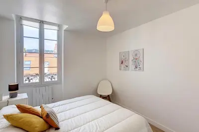 Un ou plusieurs lits dans un hébergement de l'établissement HENRI CAMILLE REAL ESTATE - Bambou- One bedroom apt downtown