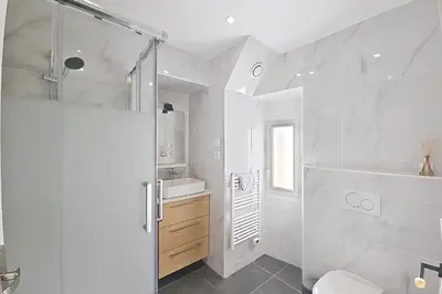 Salle de bains dans l'établissement HENRI CAMILLE REAL ESTATE - Bambou- One bedroom apt downtown