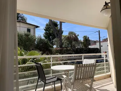 Balcon ou terrasse dans l'établissement Appartement 2P à Juan les Pins : emplacement idéal, parking, terrasses, proche plage et commerces - FR-1-252-188