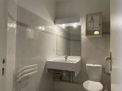 Salle de bains dans l'établissement Appartement 2P à Juan les Pins : emplacement idéal, parking, terrasses, proche plage et commerces - FR-1-252-188