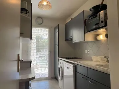 Cuisine ou kitchenette dans l'établissement Appartement 2P à Juan les Pins : emplacement idéal, parking, terrasses, proche plage et commerces - FR-1-252-188
