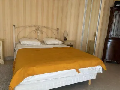 Un ou plusieurs lits dans un hébergement de l'établissement Appartement 2P à Juan les Pins : emplacement idéal, parking, terrasses, proche plage et commerces - FR-1-252-188