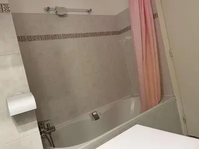 Salle de bains dans l'établissement Appartement 2P à Juan les Pins : emplacement idéal, parking, terrasses, proche plage et commerces - FR-1-252-188