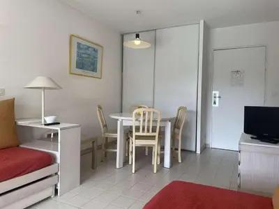Télévision ou salle de divertissement dans l'établissement Appartement 2 pièces avec piscine - 4 couchages, Juan les Pins - FR-1-252-190