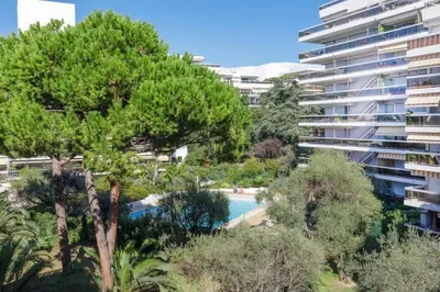 Piscine de l'établissement SELI 2 pièces Classé 52 M2 terrasse 20m2 Plages Piscine Antibes Juan Parking ou située à proximité