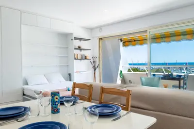 Coin salon dans l'établissement Large studio with a breathtaking view of the sea
