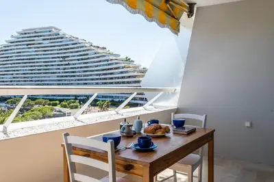 Balcon ou terrasse dans l'établissement Large studio with a breathtaking view of the sea