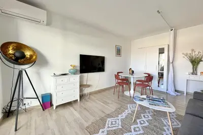 Télévision ou salle de divertissement dans l'établissement Beautiful flat with terrace near Croisette