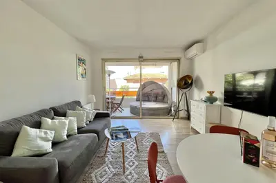 Coin salon dans l'établissement Beautiful flat with terrace near Croisette