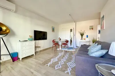 Télévision ou salle de divertissement dans l'établissement Beautiful flat with terrace near Croisette