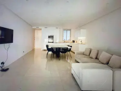 Télévision ou salle de divertissement dans l'établissement Appartement Avec Terrasse Centre-ville Croisette