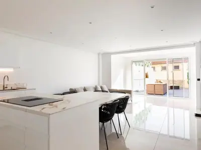 Cuisine ou kitchenette dans l'établissement Appartement Avec Terrasse Centre-ville Croisette