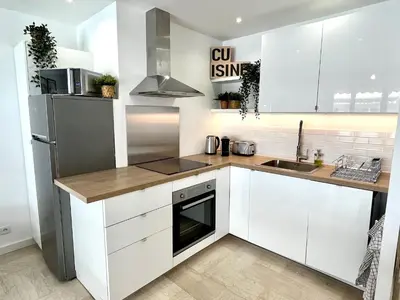 Cuisine ou kitchenette dans l'établissement 3P central refait à neuf - Parking L430cm x W275cm