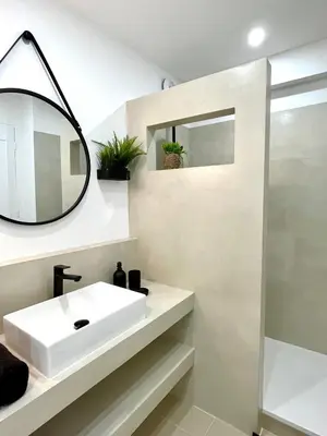 Salle de bains dans l'établissement 3P central refait à neuf - Parking L430cm x W275cm