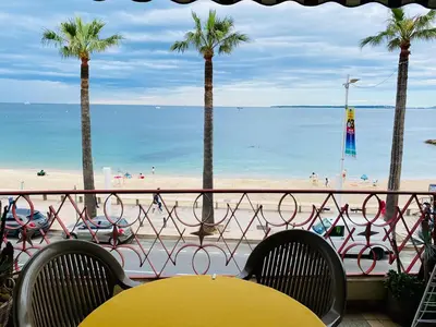 Vue générale sur la mer ou vue sur la mer prise depuis l'appartement