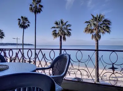 Vue générale sur la mer ou vue sur la mer prise depuis l'appartement