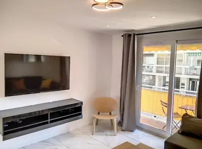 Télévision ou salle de divertissement dans l'établissement Résidence le Serra A2