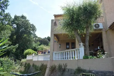 Balcon ou terrasse dans l'établissement APPARTEMENT NEUF ET INDÉPENDANT DANS REZ-DE-VILLA
