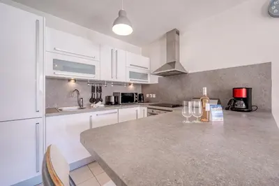 Cuisine ou kitchenette dans l'établissement L'EDEN SQUARE Apartment for 4 By Sunset