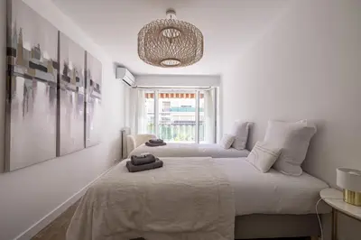 Un ou plusieurs lits dans un hébergement de l'établissement Magnificent 3room apartment quiet balcony
