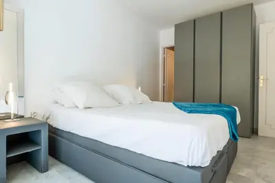 Un ou plusieurs lits dans un hébergement de l'établissement 2-Room Apartment with Terrace Sea View