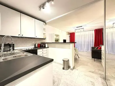 Cuisine ou kitchenette dans l'établissement Beau studio centre Juan les Pins à 300m des plages