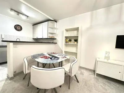 Cuisine ou kitchenette dans l'établissement Beau studio centre Juan les Pins à 300m des plages