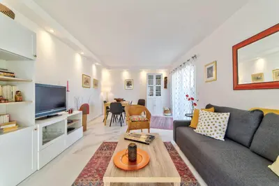Télévision ou salle de divertissement dans l'établissement Appartement Reina Pointe Croisette Palm Beach