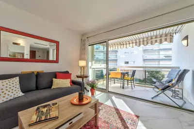 Coin salon dans l'établissement Appartement Reina Pointe Croisette Palm Beach