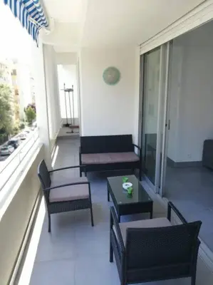 Coin salon dans l'établissement L'Orangeraie Centre Cannes Martinez, Beau F2 avec terrasse