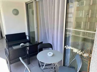 Coin salon dans l'établissement L'Orangeraie Centre Cannes Martinez, Beau F2 avec terrasse