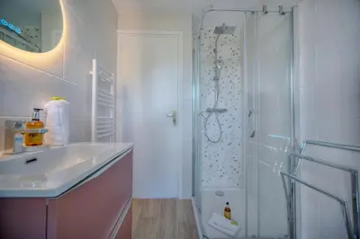 Salle de bains dans l'établissement IMMOGROOM - 5 min from the Croisette beaches - Terrace - Ac - Sea view
