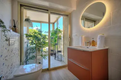 Salle de bains dans l'établissement IMMOGROOM - 5 min from the Croisette beaches - Terrace - Ac - Sea view