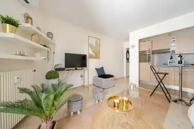 Cuisine ou kitchenette dans l'établissement Studio charmant au cœur de Cannes avec balcon et parking