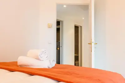 Un ou plusieurs lits dans un hébergement de l'établissement 3-Room Luxury Apartment with Pool and Sea View Steps from the Beach