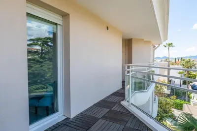 Balcon ou terrasse dans l'établissement 3-Room Luxury Apartment with Pool and Sea View Steps from the Beach