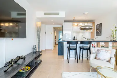 Cuisine ou kitchenette dans l'établissement 3-Room Luxury Apartment with Pool and Sea View Steps from the Beach