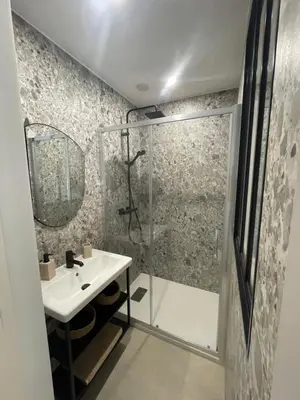 Salle de bains dans l'établissement Appartement Juan les pins