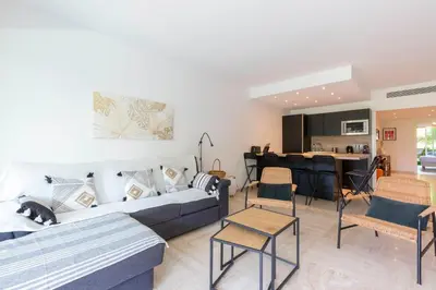 Coin salon dans l'établissement WE CANNES ! Exceptional 4 rooms apartment Cannes Center swimming pool