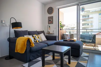 Coin salon dans l'établissement PWS - Sunny modern flat near Juan Les Pins Pinede & beach - Terrace & AC!