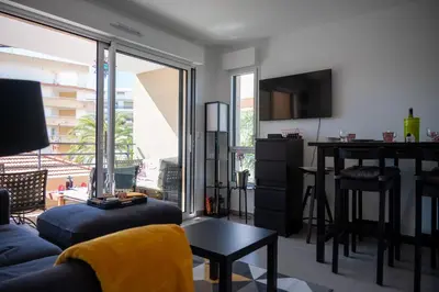 Télévision ou salle de divertissement dans l'établissement PWS - Sunny modern flat near Juan Les Pins Pinede & beach - Terrace & AC!